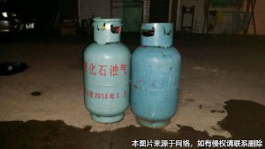 高樓丟下兩個(gè)液化氣罐