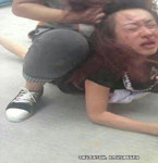 小三被當街暴打潑糞 四歲女兒哭喊無助
