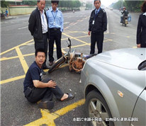 小伙碰瓷索賠未成，報警后反被起訴