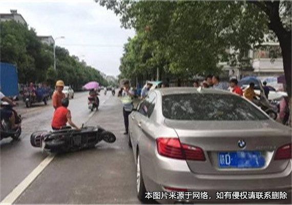 女子被下出租車的乘客開門撞到，其損失應當由誰賠償？