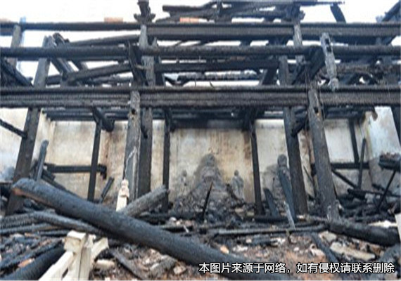 房屋被不明火星引燃而燒毀，業主起訴樓上住戶和物業公司索賠償