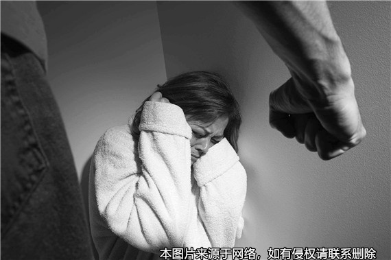 丈夫違反承諾再對妻子家暴，妻子起訴離婚獲支持