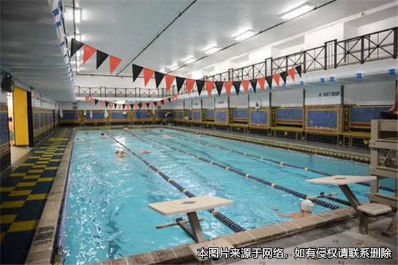 居民在小區(qū)凌晨三點(diǎn)游泳時(shí)淹死，物業(yè)是否需要賠償？
