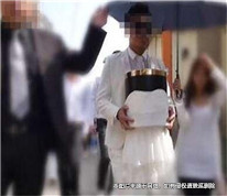 男子替去世的女友照顧其父母多年，老人因車(chē)禍去世后男子獲賠