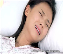 妻子未經(jīng)丈夫同意而流產(chǎn)，離婚時丈夫索要精神賠償
