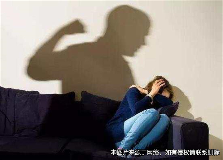 離婚一年多后，女子以受家暴為由起訴前夫索要精神損失費