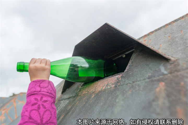 因情緒失控往樓下丟玻璃瓶，男子被判高空拋物罪