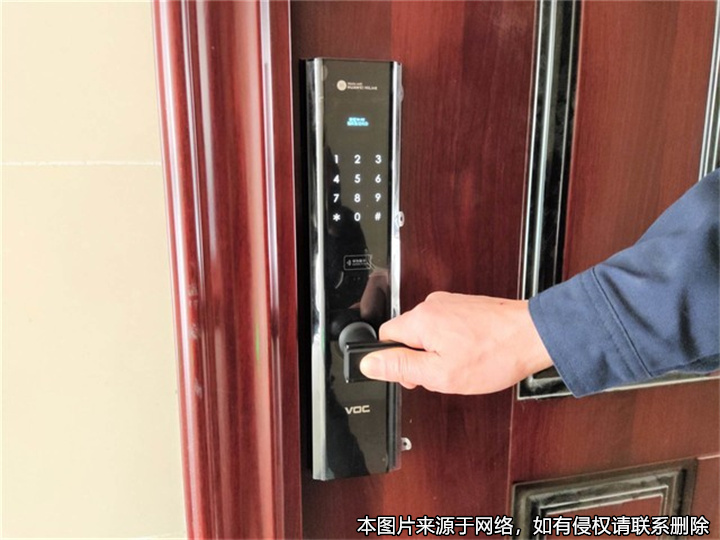 房東修改大門密碼后租客無法入住，起訴房東賠償違約金獲法院支持